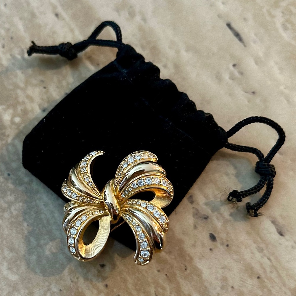 Vintage gold tone bow brooch